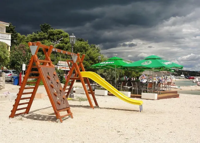 Domino 4* פאקוסטאן